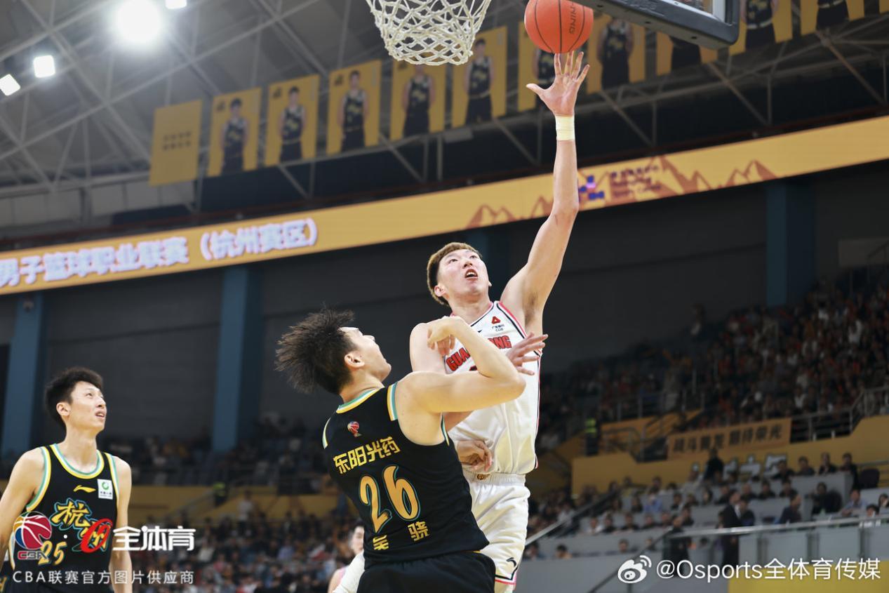 CBA比赛精彩纷呈，球队选手拼尽全力